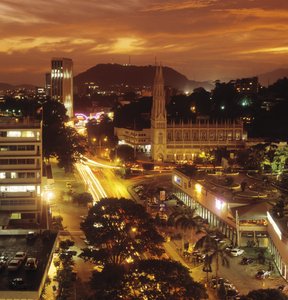Vue aérienne de la ville la nuit